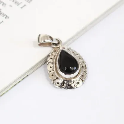 Picture of Pure silver pendant with natural Black Onyx.